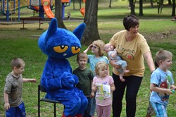 Pete the Cat greets students